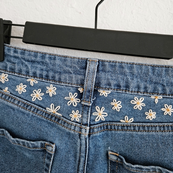 Embroidered Size 8 Straight leg Wild Fable Jeans. Like new! - Picture 3 of 9